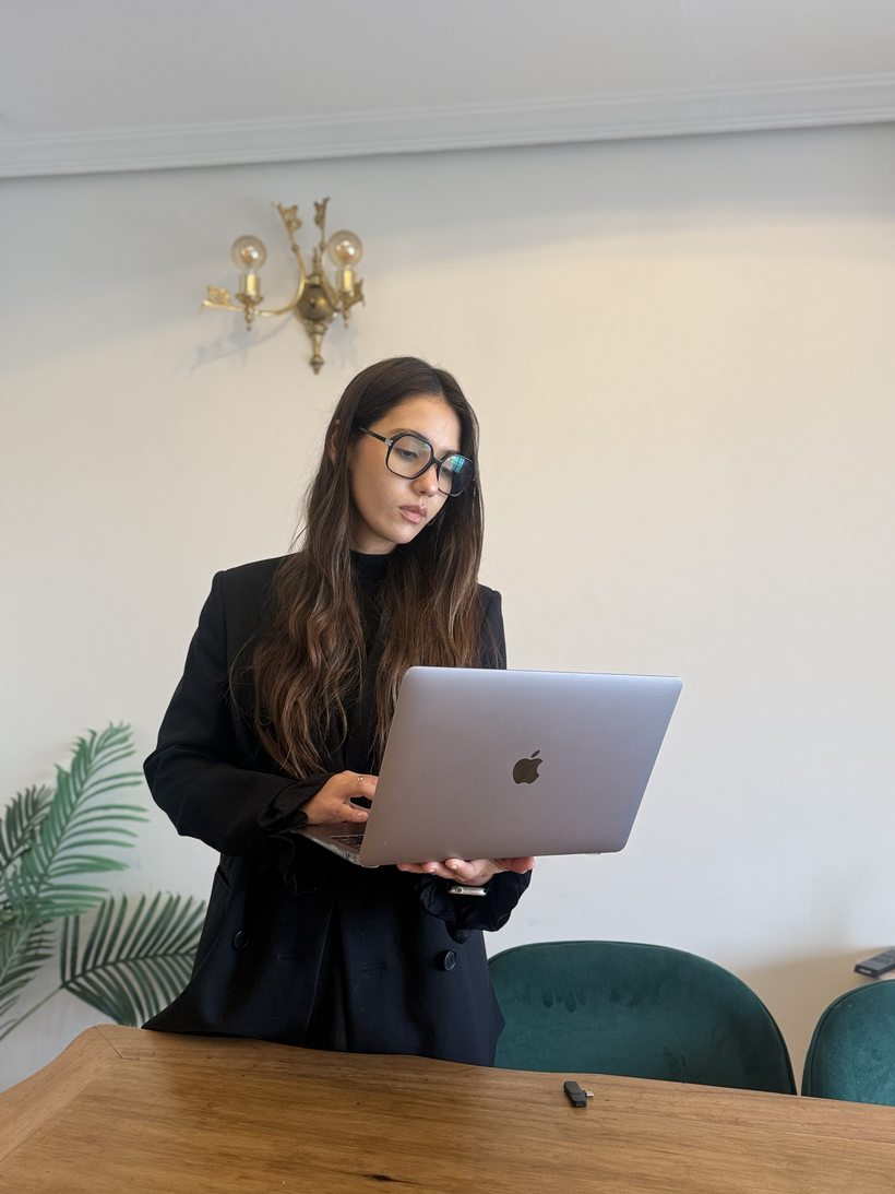 Melisa Tisiotti trabajando — Unidad de Ventas al Estado de Elevum